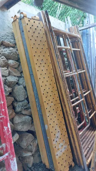Andamio metálico amarillo