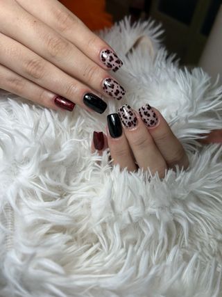 Manicura semipermanente , pedicura y cejas