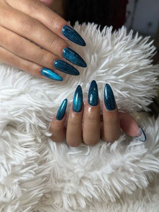 Manicura semipermanente , pedicura y cejas