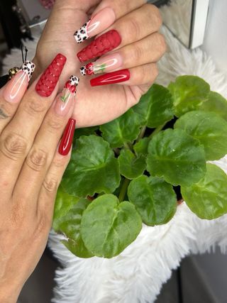 Manicura semipermanente , pedicura y cejas