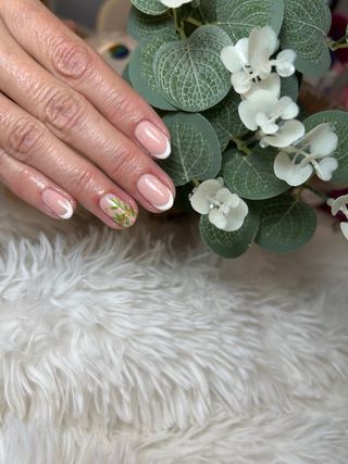 Manicura semipermanente , pedicura y cejas