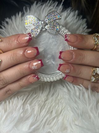 Manicura semipermanente , pedicura y cejas