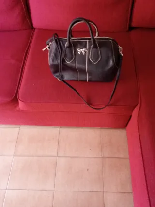 Bolso de hombro negro con lazo