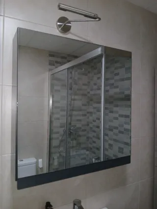 Camerino da bagno con specchio