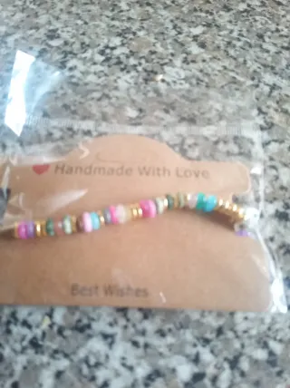 Pulseira feminina artesanal com contas coloridas