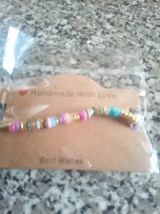 Pulseira feminina artesanal com contas coloridas