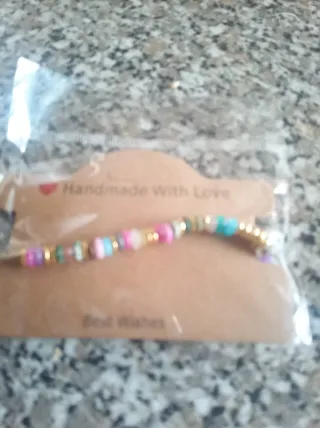 Pulseira feminina artesanal com contas coloridas