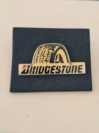 Pin Bridgestone con neumático