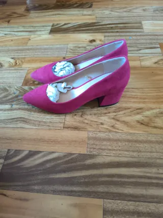Zapatos de salón fucsia.
