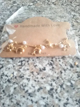 Pulseira Dourada com Pérolas e Pingentes