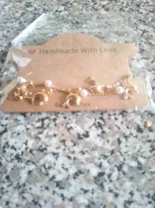 Pulseira Dourada com Pérolas e Pingentes