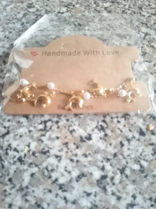 Pulseira Dourada com Pérolas e Pingentes