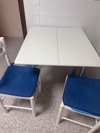 Mesa de cocina y 2 sillas