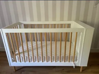 Cuna de bebé con colchón