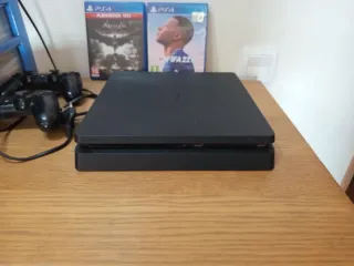 PS4 con 2 mandos y juegos