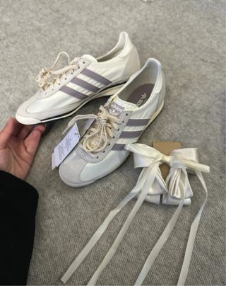 Adidas Sneakers + fiocco per capelli