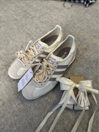 Adidas Sneakers + fiocco per capelli