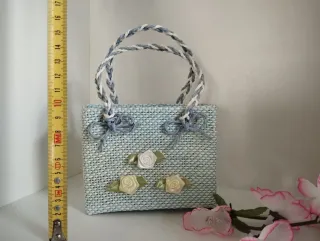 Borsetta azzurra con fiori