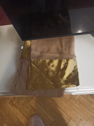 Bolso de lentejuelas dorado y beige y pañuelo