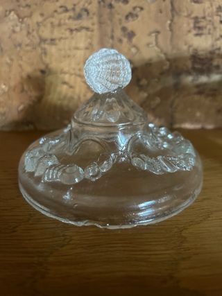 Bombonera vintage vidrio prensado uva