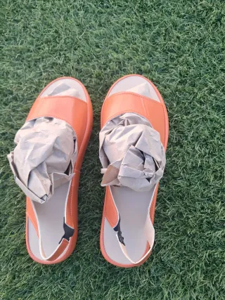 Sandalias naranjas planas