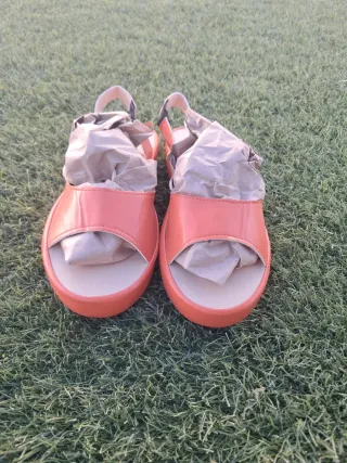 Sandalias naranjas planas