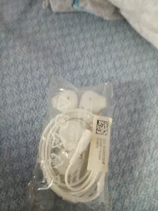 Auriculares con cable blancos