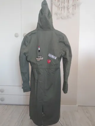 Gabardina Version Sud verde con parches