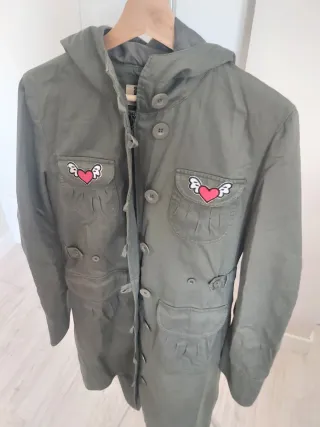 Gabardina Version Sud verde con parches