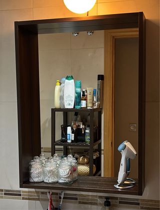 Estantería, repisa, banco y espejo madera oscura