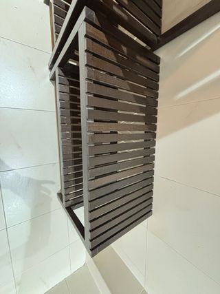 Estantería, repisa, banco y espejo madera oscura.