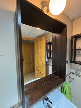 Estantería, repisa, banco y espejo madera oscura.