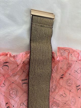 Cinturón dorado con pedrería. Lola casademus