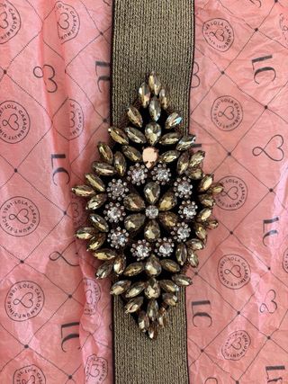 Cinturón dorado con pedrería. Lola casademus