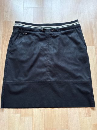 Falda negra con cintura elásticaq