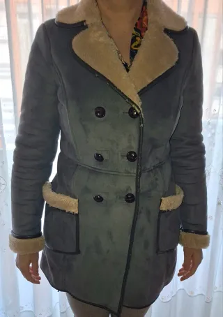 Abrigo gris y beige con forro de borrego