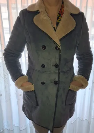 Abrigo gris y beige con forro de borrego