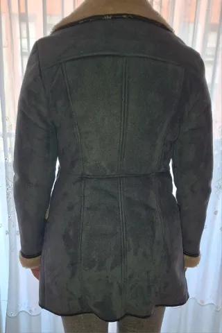 Abrigo gris y beige con forro de borrego