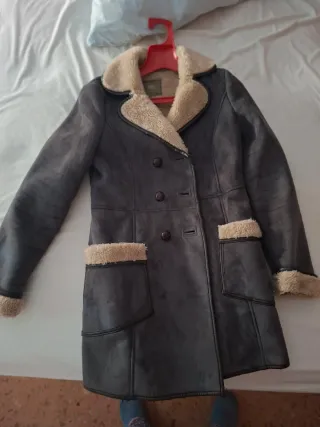 Abrigo gris y beige con forro de borrego