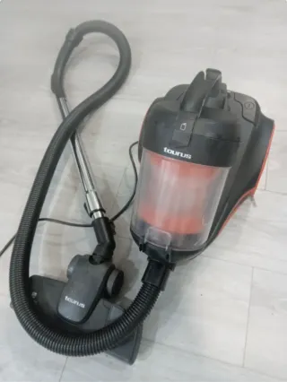 Aspiradora Taurus Roja y Negra