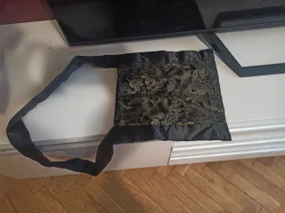 Bolso de tela negro y dorado