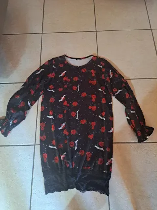 Vestito primaverile con rose rosse