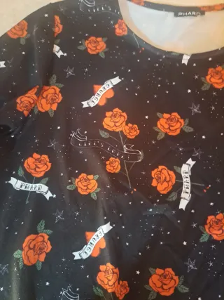 Vestito primaverile con rose rosse