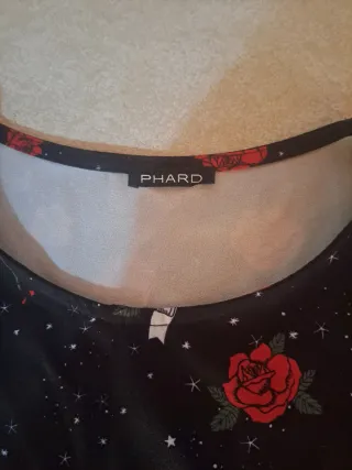 Vestito primaverile con rose rosse