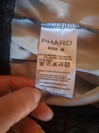 Vestito primaverile con rose rosse