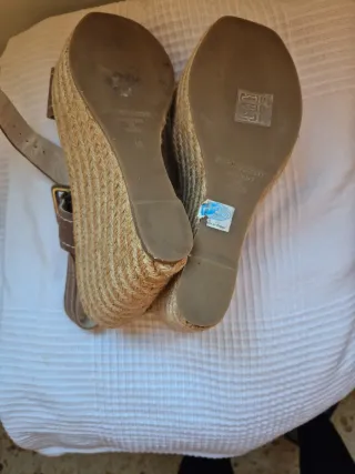 Sandalias cuña Gloria Ortiz marrones