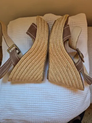 Sandalias cuña Gloria Ortiz marrones
