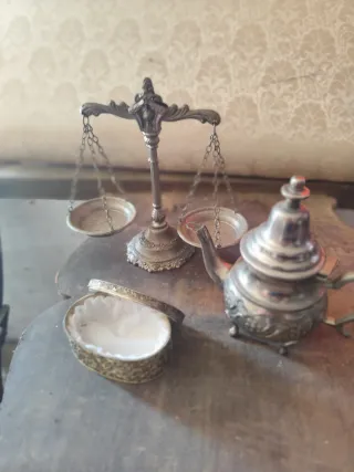 Balanza antigua, cafetera y joyero