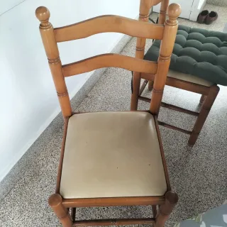 Mesa libro y sillas de  madera con Cojin incluido