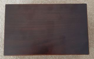 Estuche de madera con cartas y dados